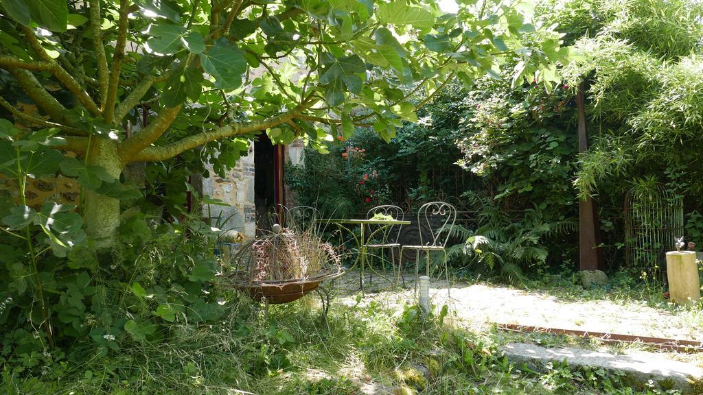 Bed and Breakfast La Cage Aux Oiseaux La Lande-de-Goult Екстер'єр фото